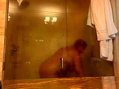 女主人丹妮在PCB中享受热水淋浴