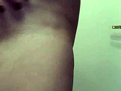 成熟女人的乳房在业余视频中展示