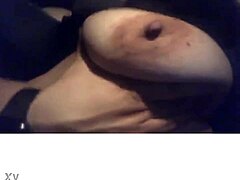 成熟的朋友给我发了淘气的视频,展示了她的大胸部和湿润的阴道