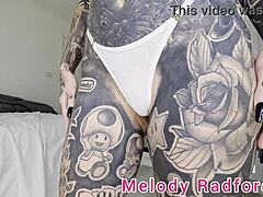 澳大利亚妈妈Melody Radford穿着粉色比基尼展示她的曲线