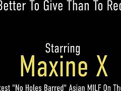 成熟的金发女郎Maxine X沉迷于女同性恋舔阴