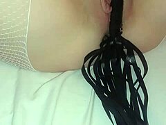 英国熟女在BDSM恋物癖视频中被鞭打她的剃光阴户