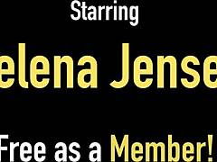 Jelena Jensens户外独奏游戏突出了她的大自然乳房和成熟的诱惑力