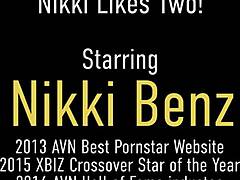 Nikki Benz在三人行中。