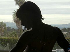 高大的黑人熟女模特Ana Foxxx在温暖的浴缸里脱衣服并享受豪华时光