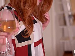 Ella Hughes,一个性感的红发女郎,在露骨视频中用水晶假阳具自慰