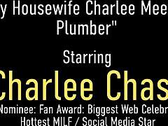 毛茸茸的美熟女Charlee Chase在厨房里被一个阳具丰满的水管工猛烈地抽插