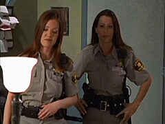 Nikki Fritz和Kira Reed主演了一个热辣的场景,包括热辣的警察和狂欢