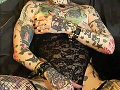 纹身的女人使用假阳具达到多次性高潮