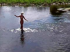 一个成熟的俄罗斯女人在露天裸体洗