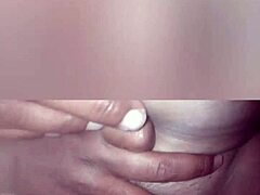 一个大阴茎的业余爱好者在自制视频中自慰