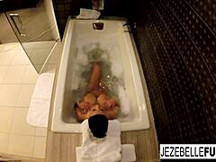 Jezebelle Bond,一个令人惊叹的古巴女人,拍摄了她沉迷于性感的浴